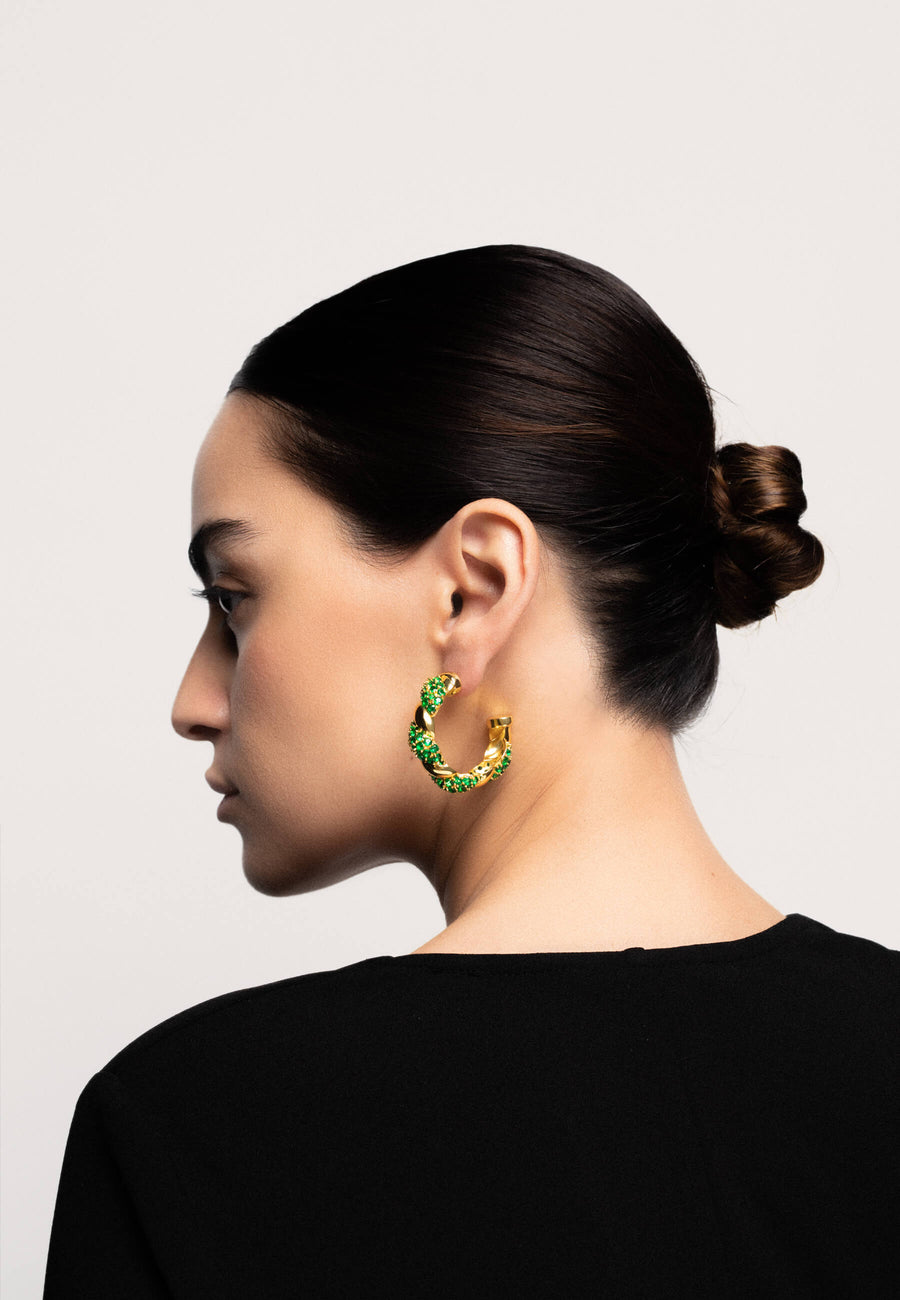  Peril de Aros entrelazados verdes con piedras circonitas y bañados en oro.