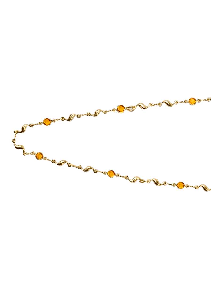 Detalle de cadena de cintura con piedras naranjas