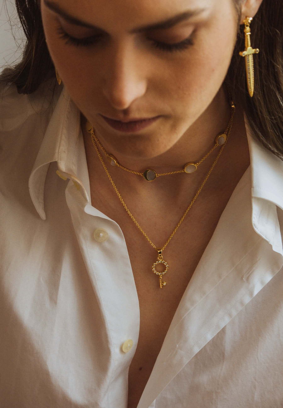 modelo con joyas de la coleccion Le Tarot de LAVANI Jewels
