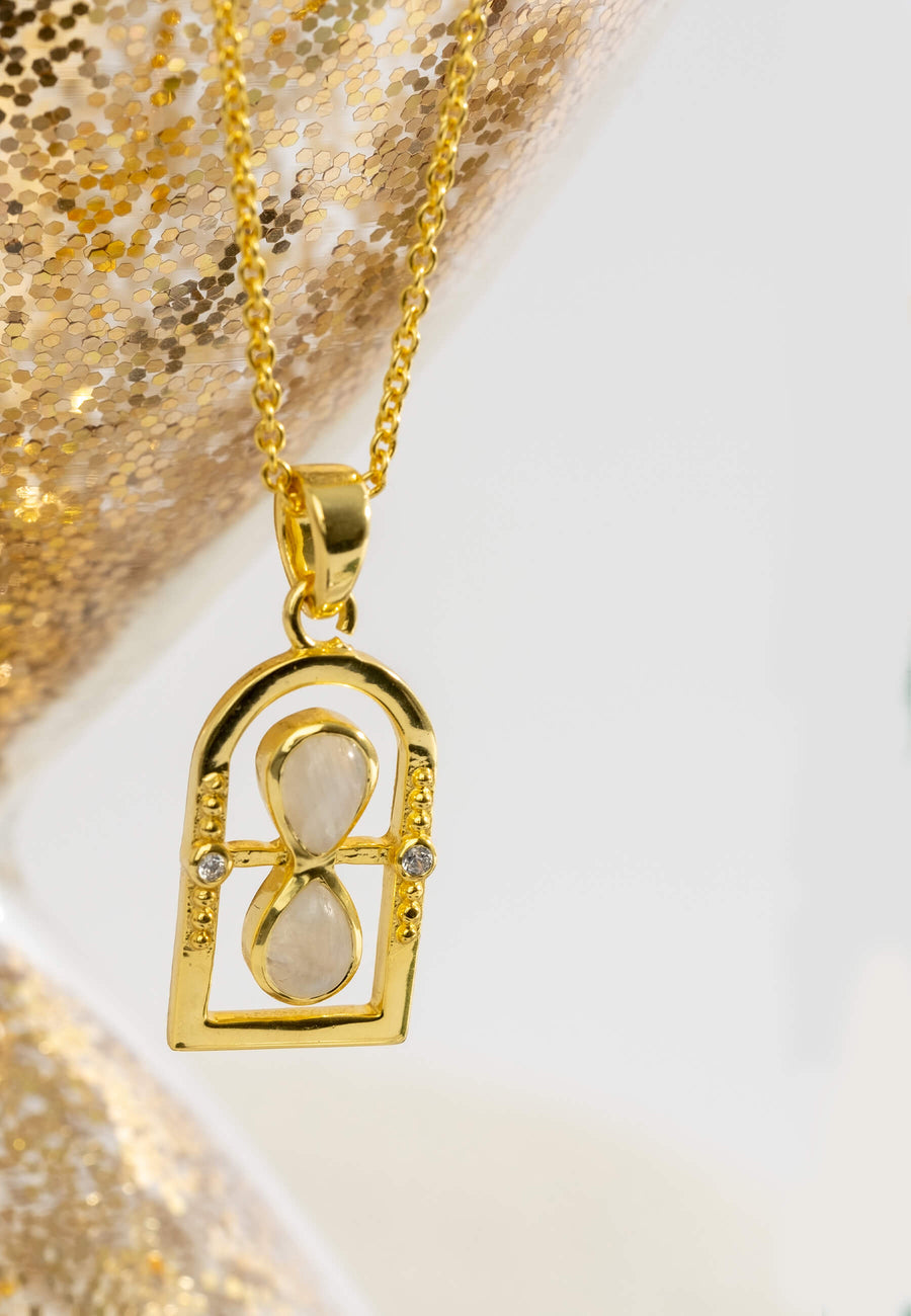 collar de reloj de arena dorado con piedraluna blanca bañado en oro de 18 quilates diseño exclusivo de lavani jewels