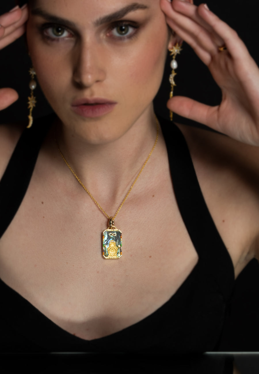 modelo con colgante de carta del tarot la fuerza bañado en oro de 18 quilates y pendientes de luna de diseño exclusivo lavani