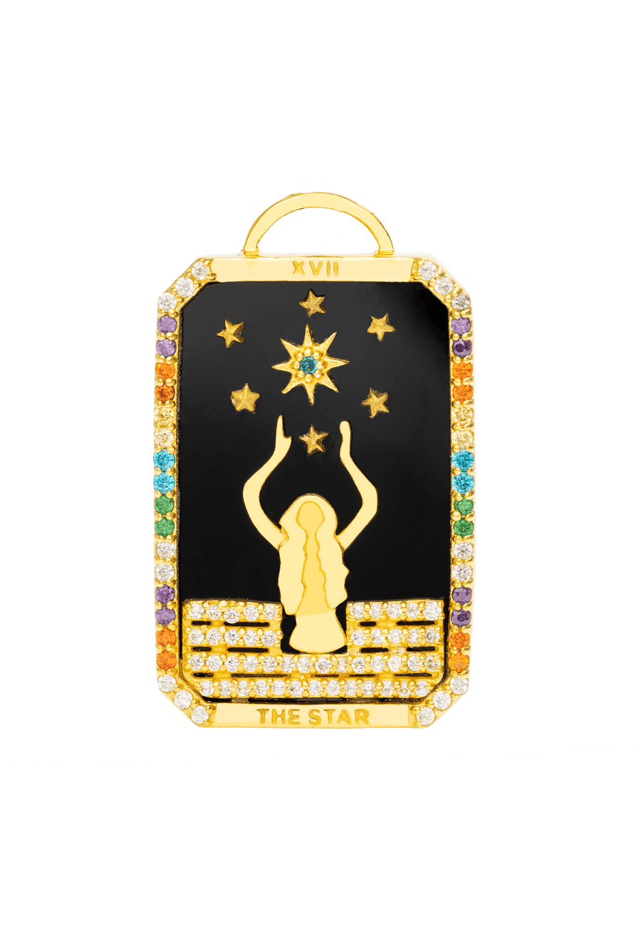 detalle del charm del colgante de carta del tarot la estrella con piedras circonitas como decoración sobre la base de la carta con una figura de mujer bajo una estrella