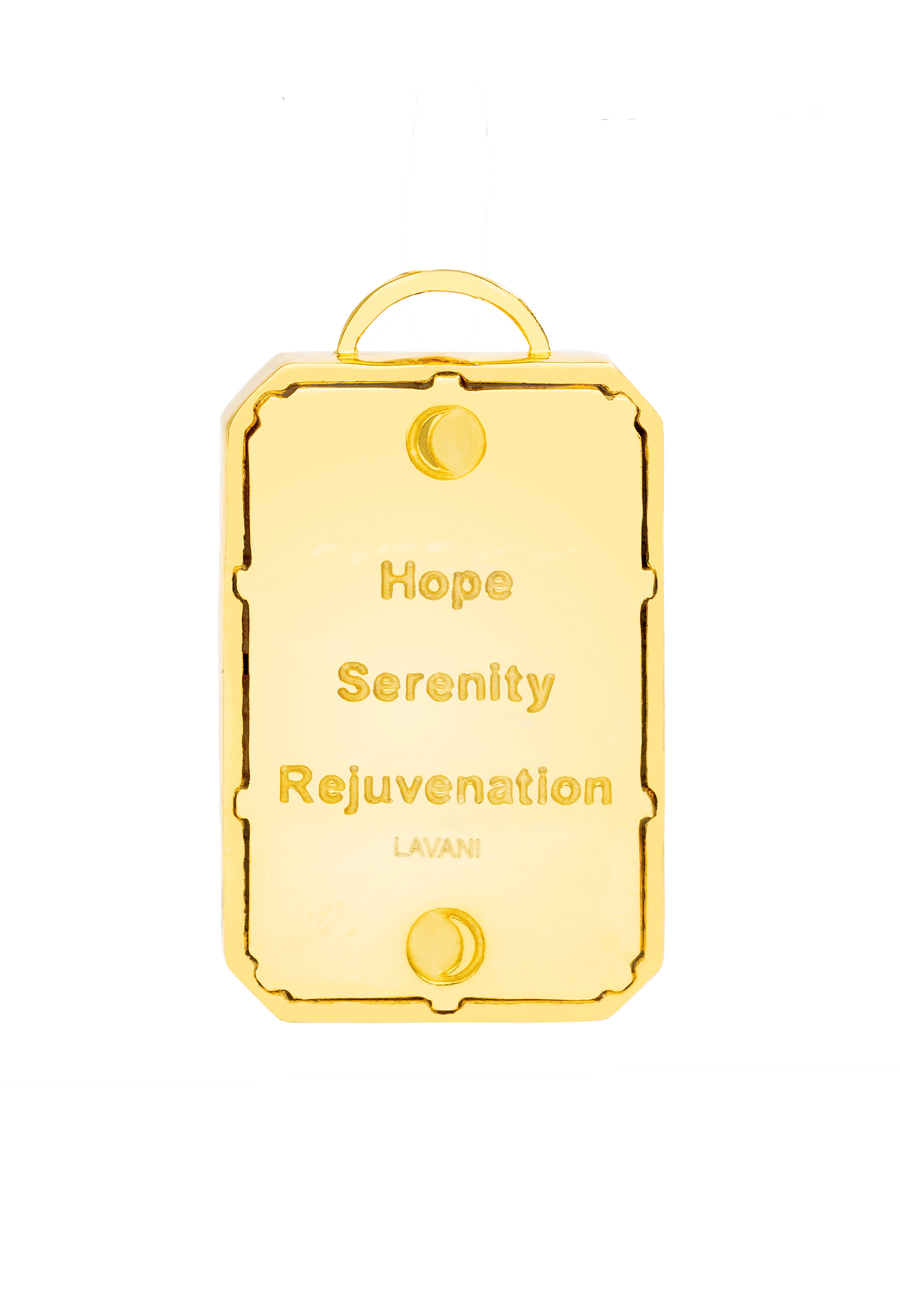 reverso del charm del colgante de carta del tarot con palabras hope, serenity y rejuvenation grabadas en el oro