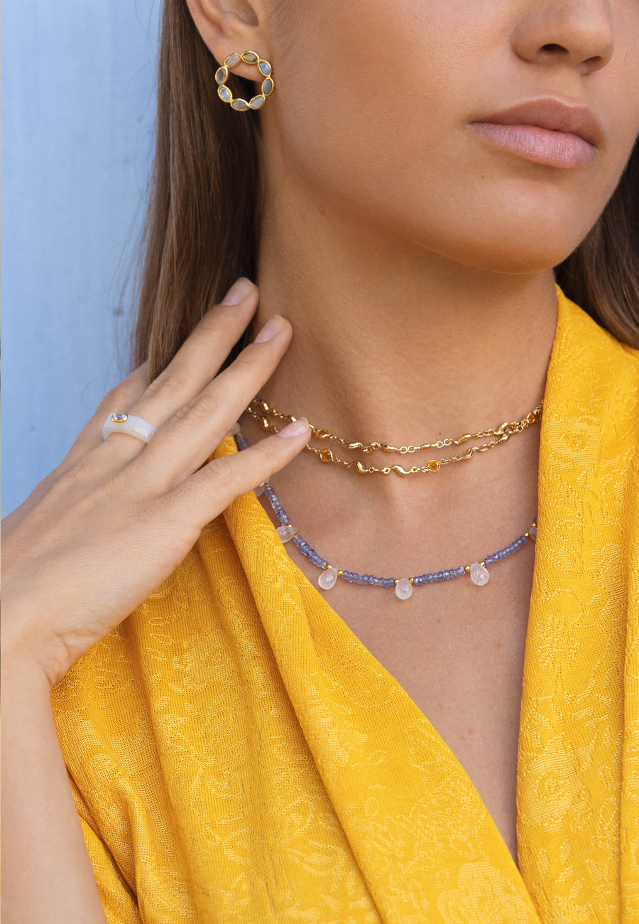Modelo con collar de Tanzanita lila hecho de cuentas de colores con piedra luna Tanzanita intercaladas