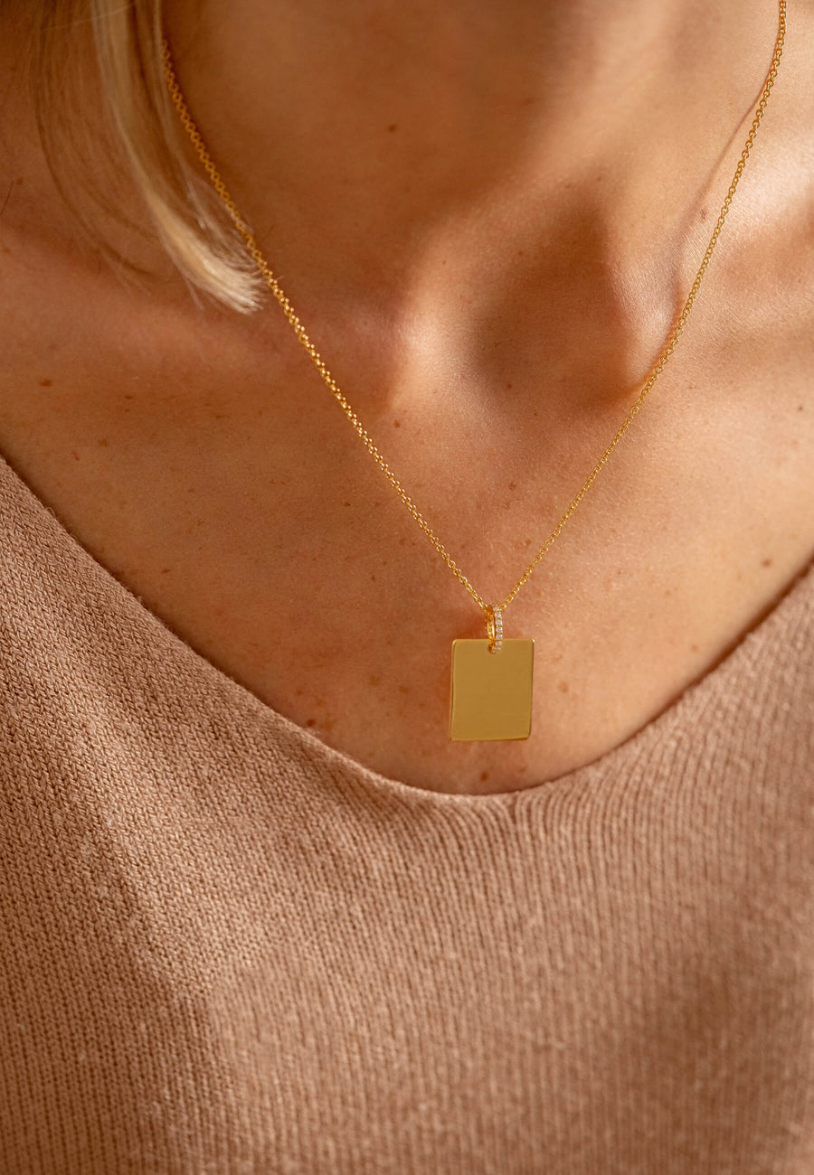 Colgante rectangular dorado grabado de Lavani Jewels