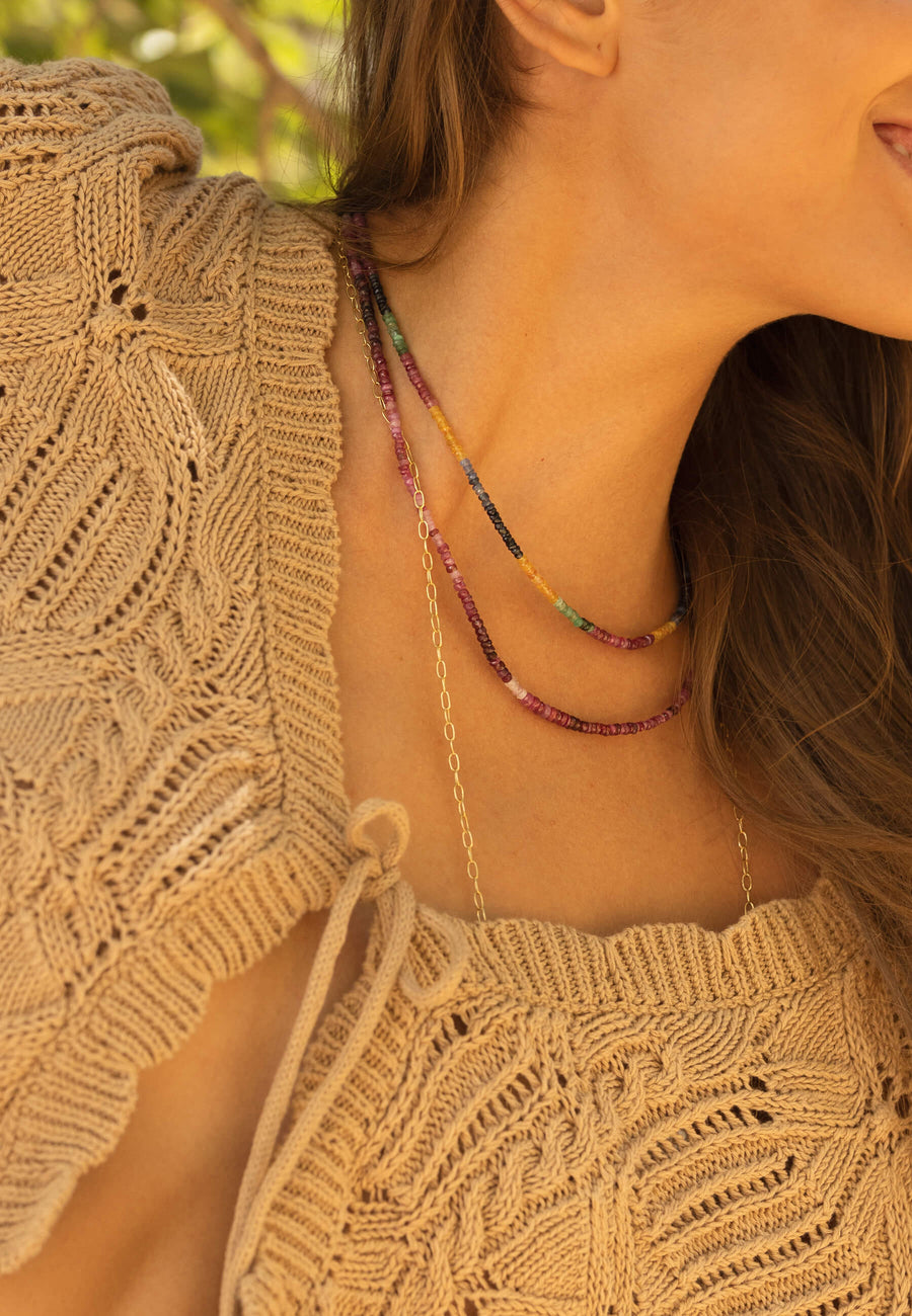 Collar rubí Olivenza hecho de bolitas de colores y combinado con otro