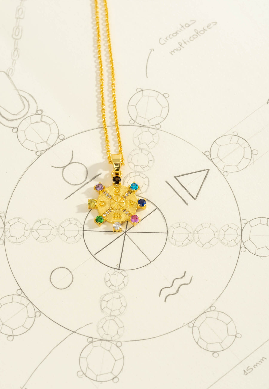 collar rueda de la fortuna dorado bordeado por circonitas de colores. Un collar en forma de moneda bañado en oro de lavani jewels