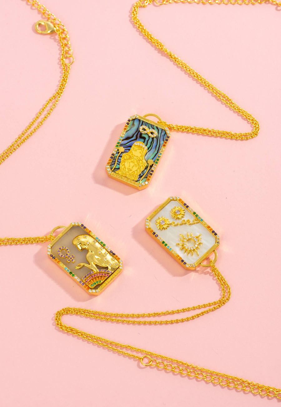 bodegón de colgantes de cartas del tarot con piedras naturales semipreciosas bañados en oro de 18 quilates