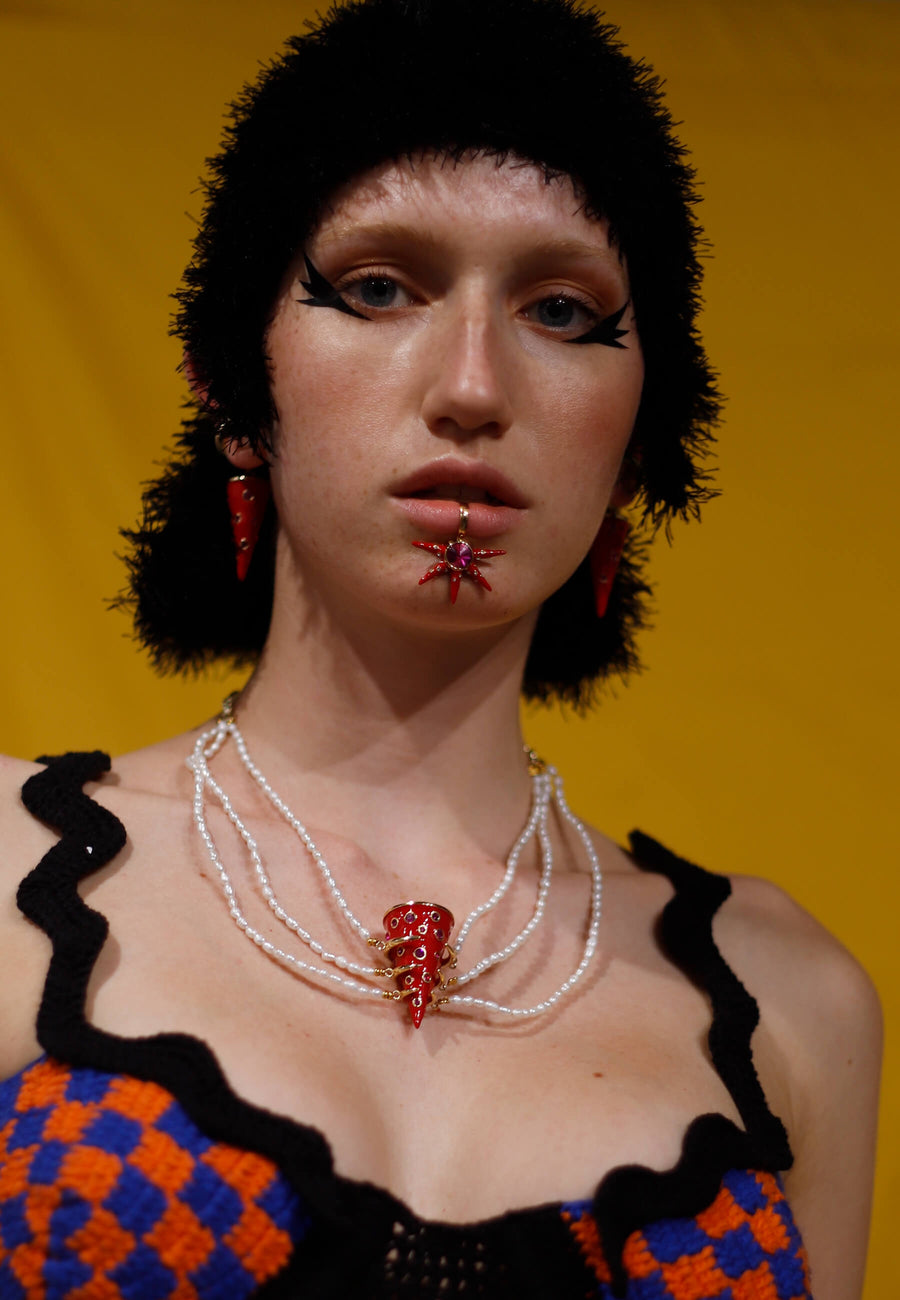 modelo con collar maxi rojo de perlas