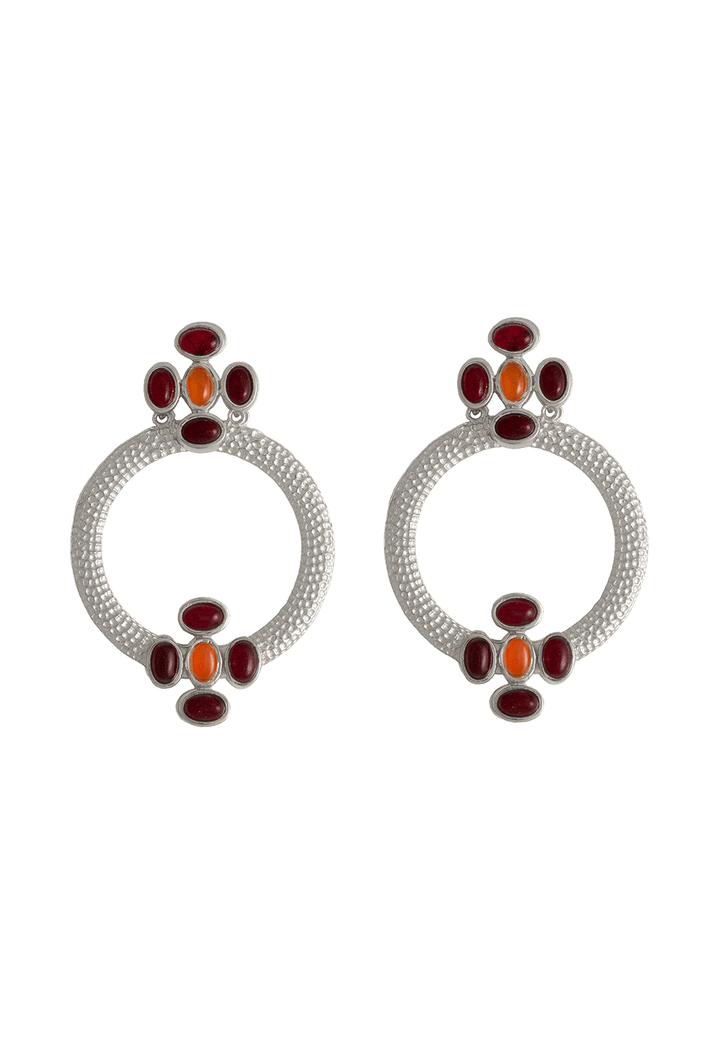 Pendientes plateados con piedras en forma de flor en rojo y naranja