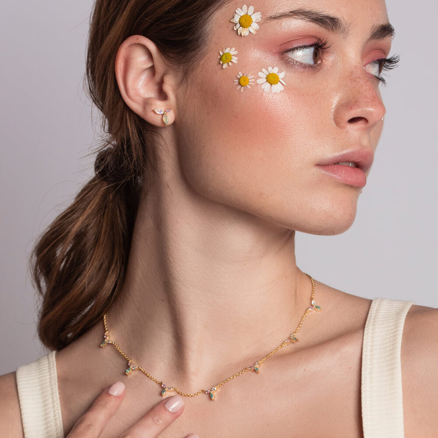 Modelo combinando Pendientes minimalistas dorados Denali con collar