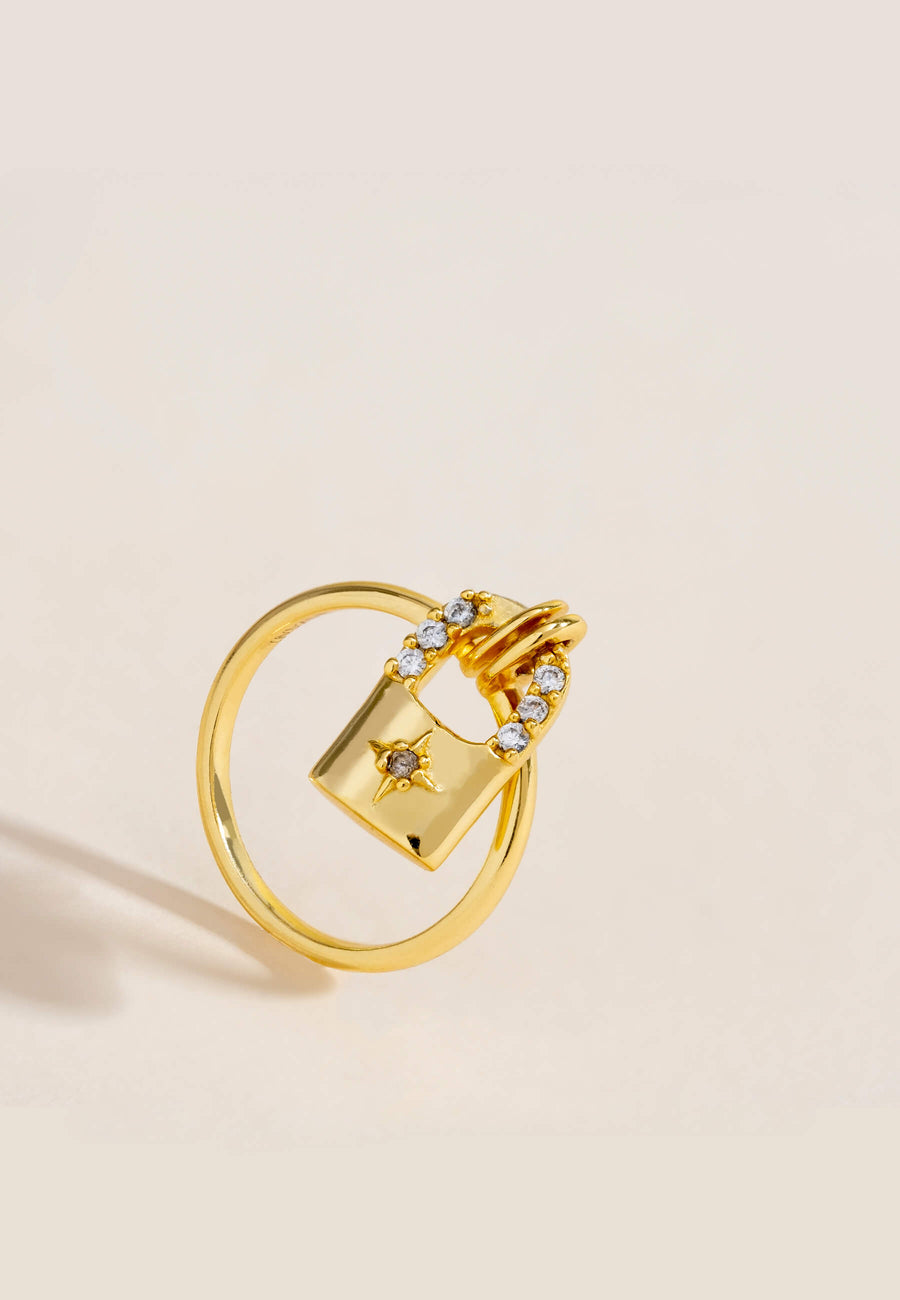 Anillo con candado y circonitas blancas