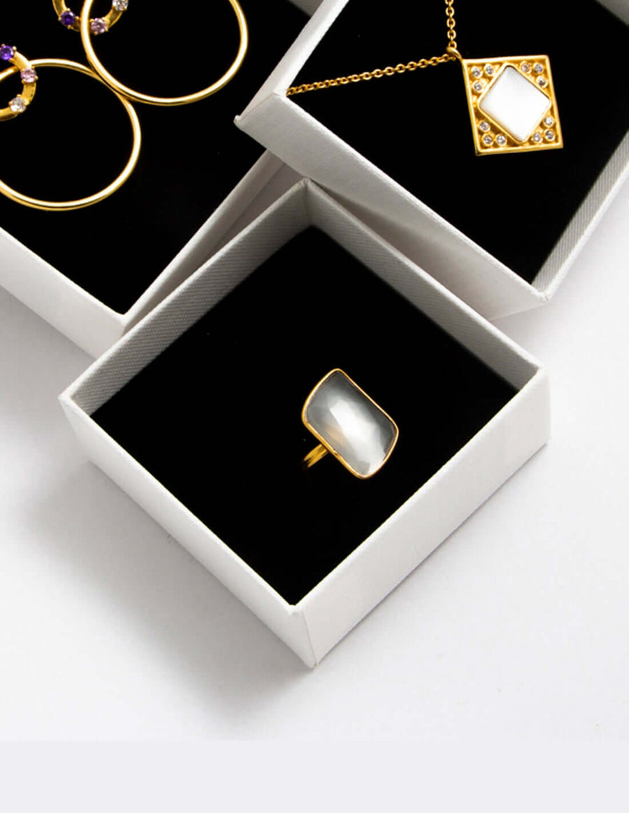 Packaging de varias joyas de la coleccion con anillo blanco bañado en oro de Lavani Jewels