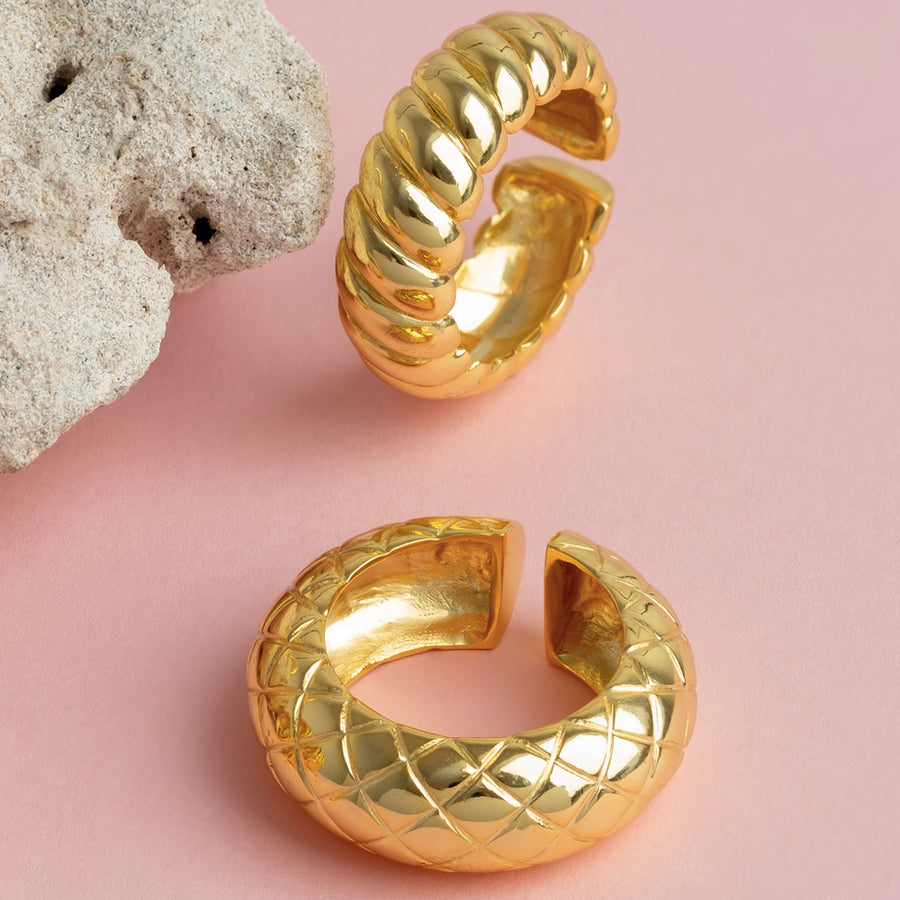 Bodegón con anillo trenzado oro y anillo cocodrilo en tendencia