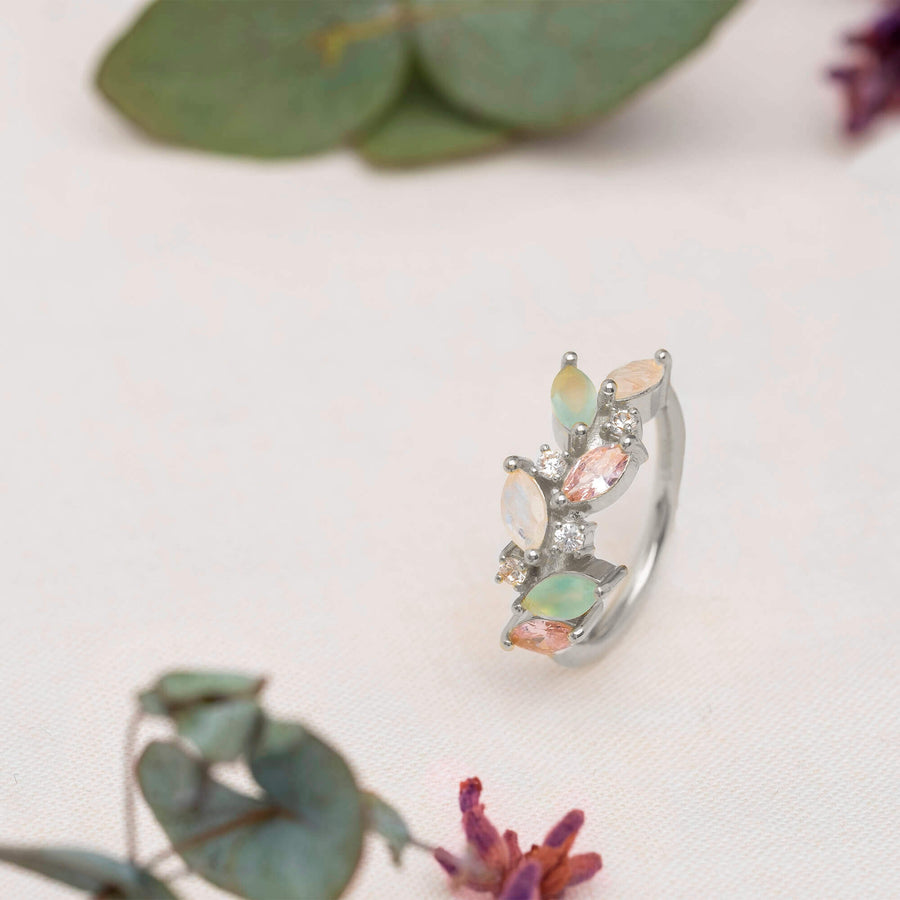 anillo plateado ajustable con piedras verde y rosa