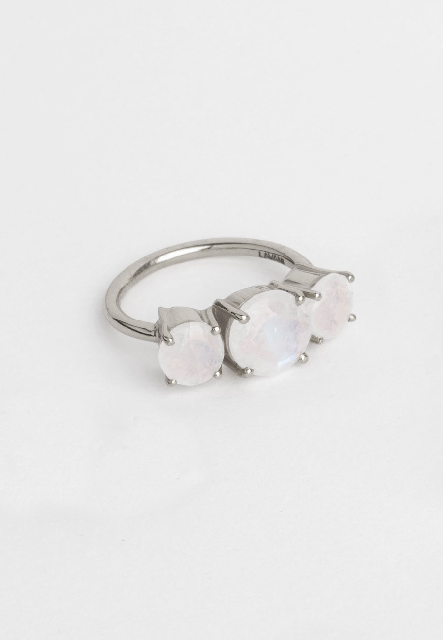 anillo plateado con piedraluna y color blanco