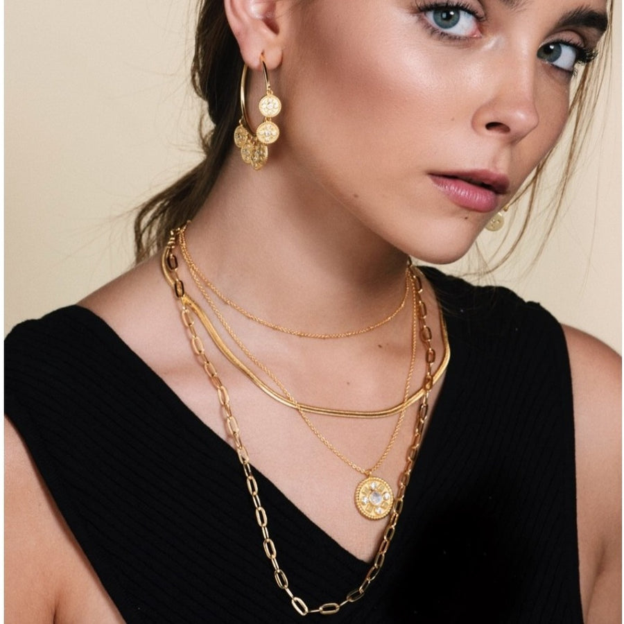Colección de diseño de joyas de cadenas doradas de eslabones de Lavani Jewels.