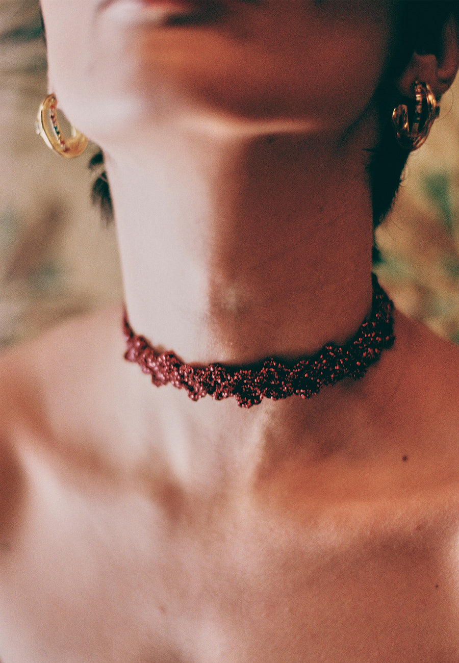 choker rojo Lavani Jewels con acabado en perla barroca