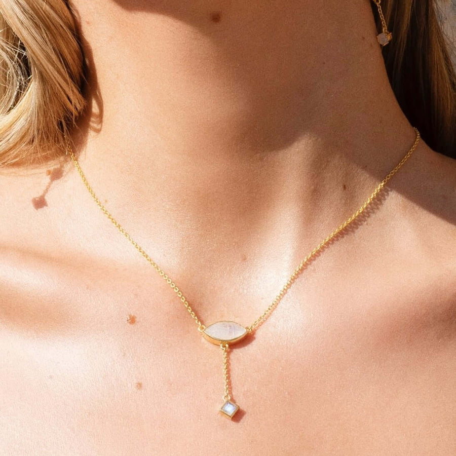 collar dorado con piedra natural blanca