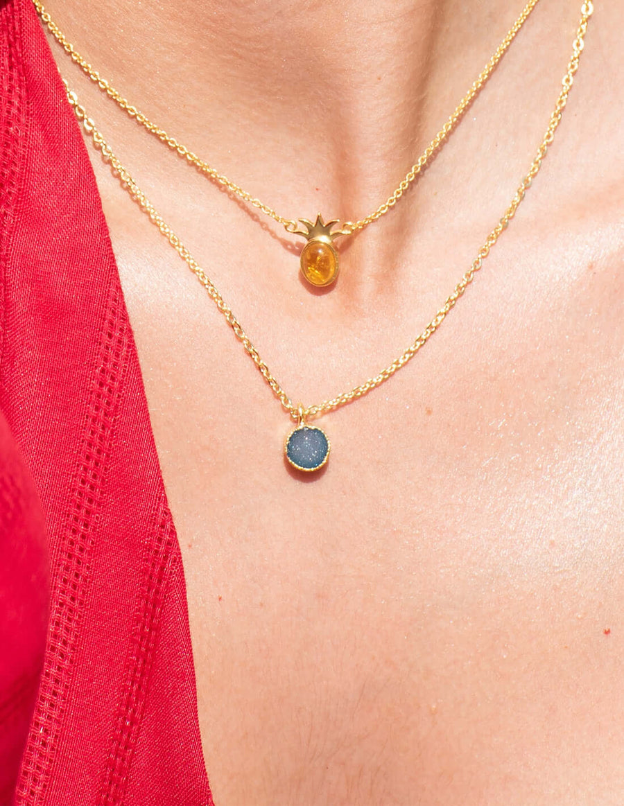 collar bañado en oro con forma de piña