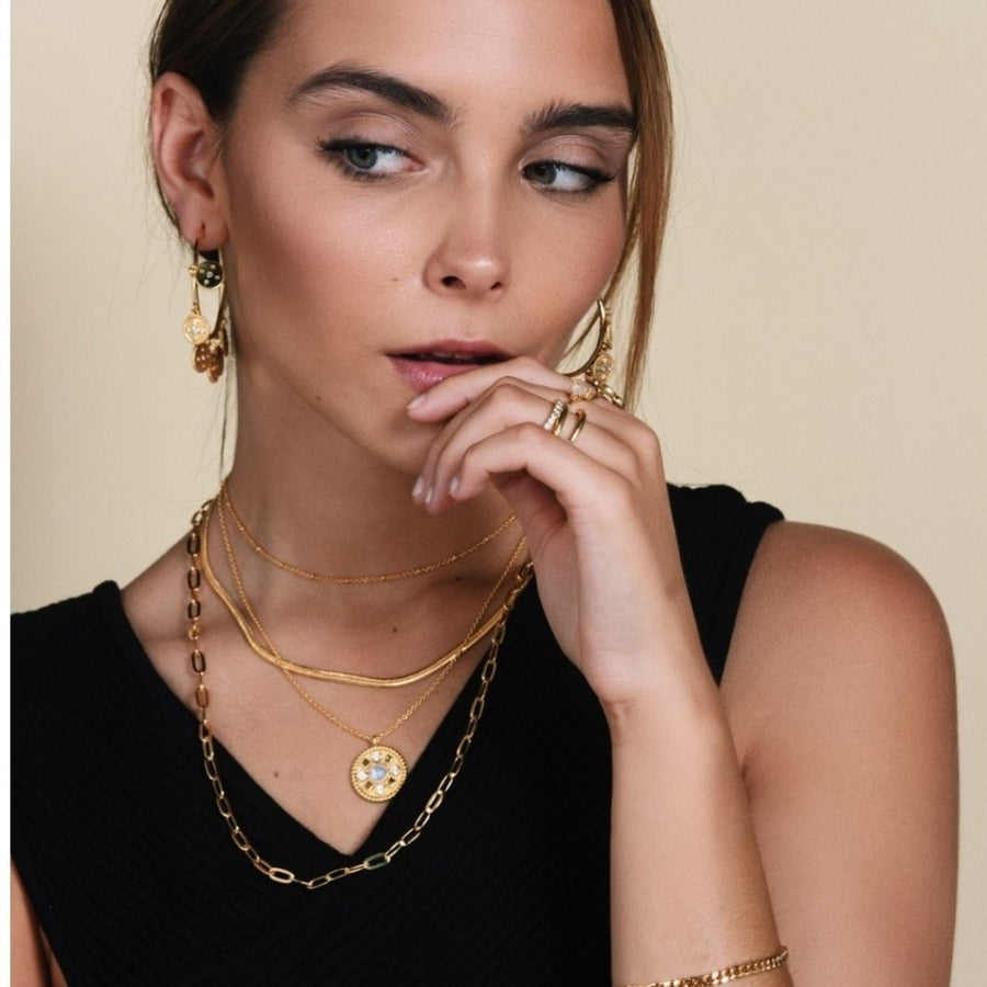 Combinación de cadenas doradas con eslabones y joyas de diseño de Lavani Jewels