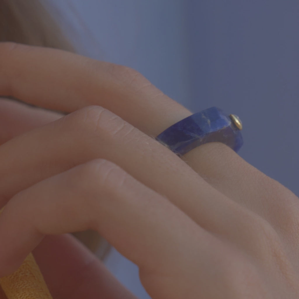 Detalle de anillo sodalita azul en movimiento