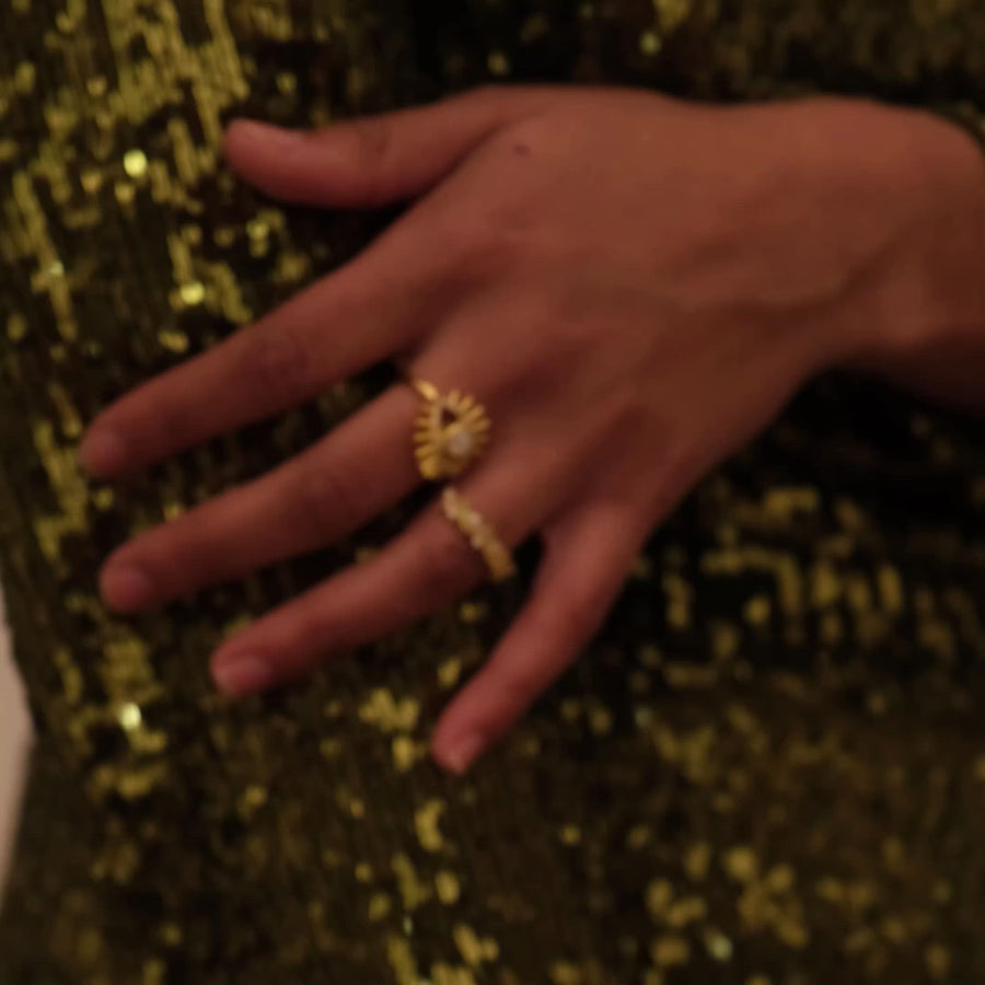 Video de modelo luciendo anillos dorados bañados en oro de 18 quilates de LAVANI Jewels