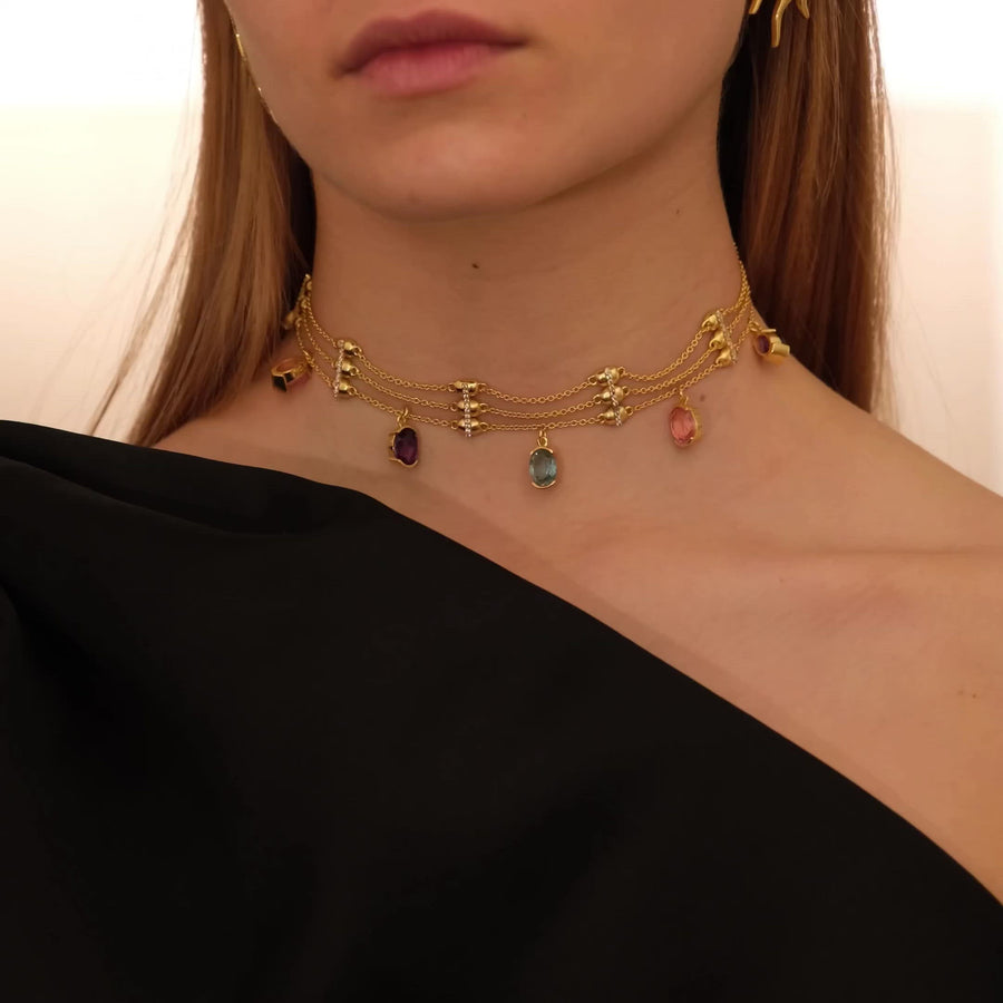 Modelo luciendo joyas bañadas en oro con piedras preciosas de LAVANI Jewels