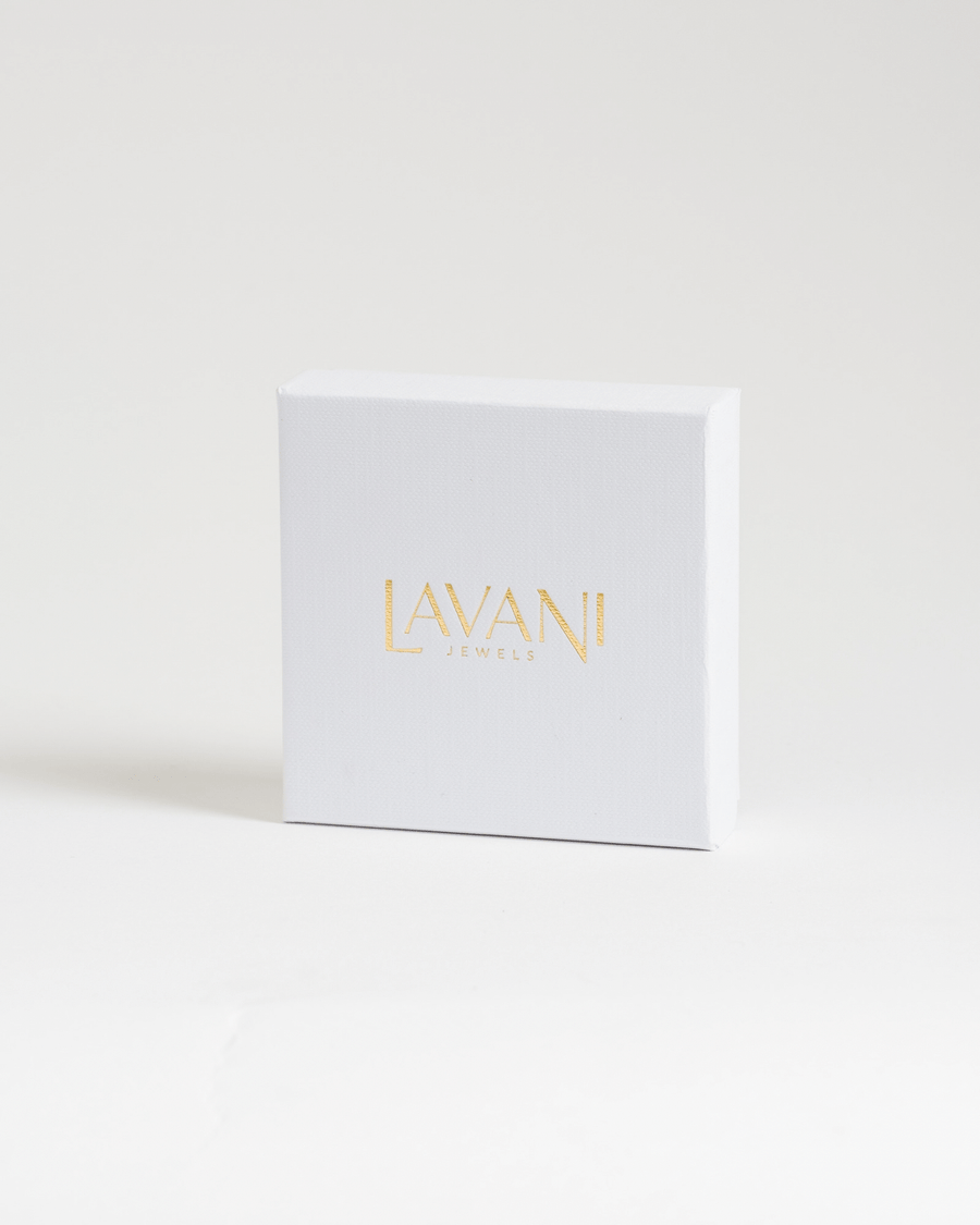 caja de packaging sostenible en blanco y dorado para joyas de lavani jewels