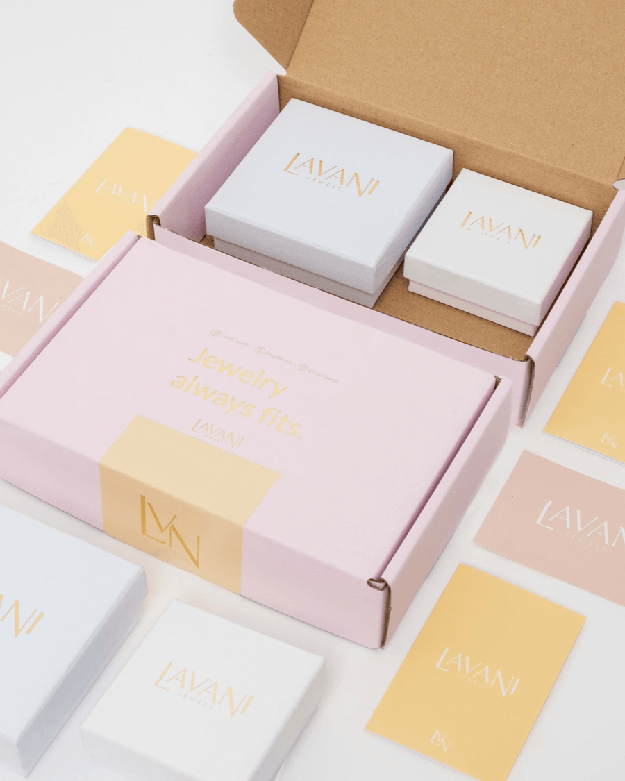 cajas de cartón de packaging sostenible de lavani jewels con certificado fsc en amarillo y rosa con logo dorado