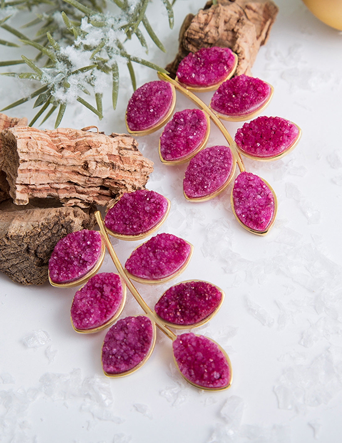 Pendientes dorados y buganvilla Leaf Lavani Jewels