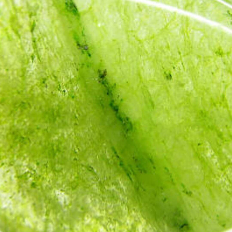 Textura de piedra de los pendientes de cristal de colores en verde